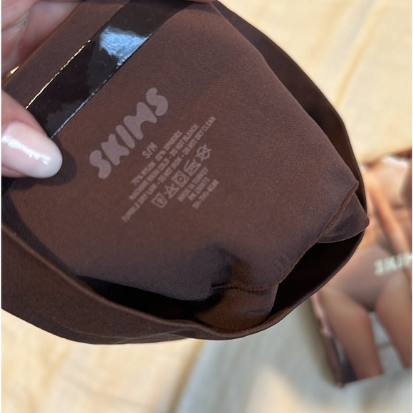 Skims sculpting mid Waist thong - Picture 4 of 6